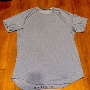 Lululemon Men’s Relaxed Short-Sleeve Shirt in light Blue, Size Large
